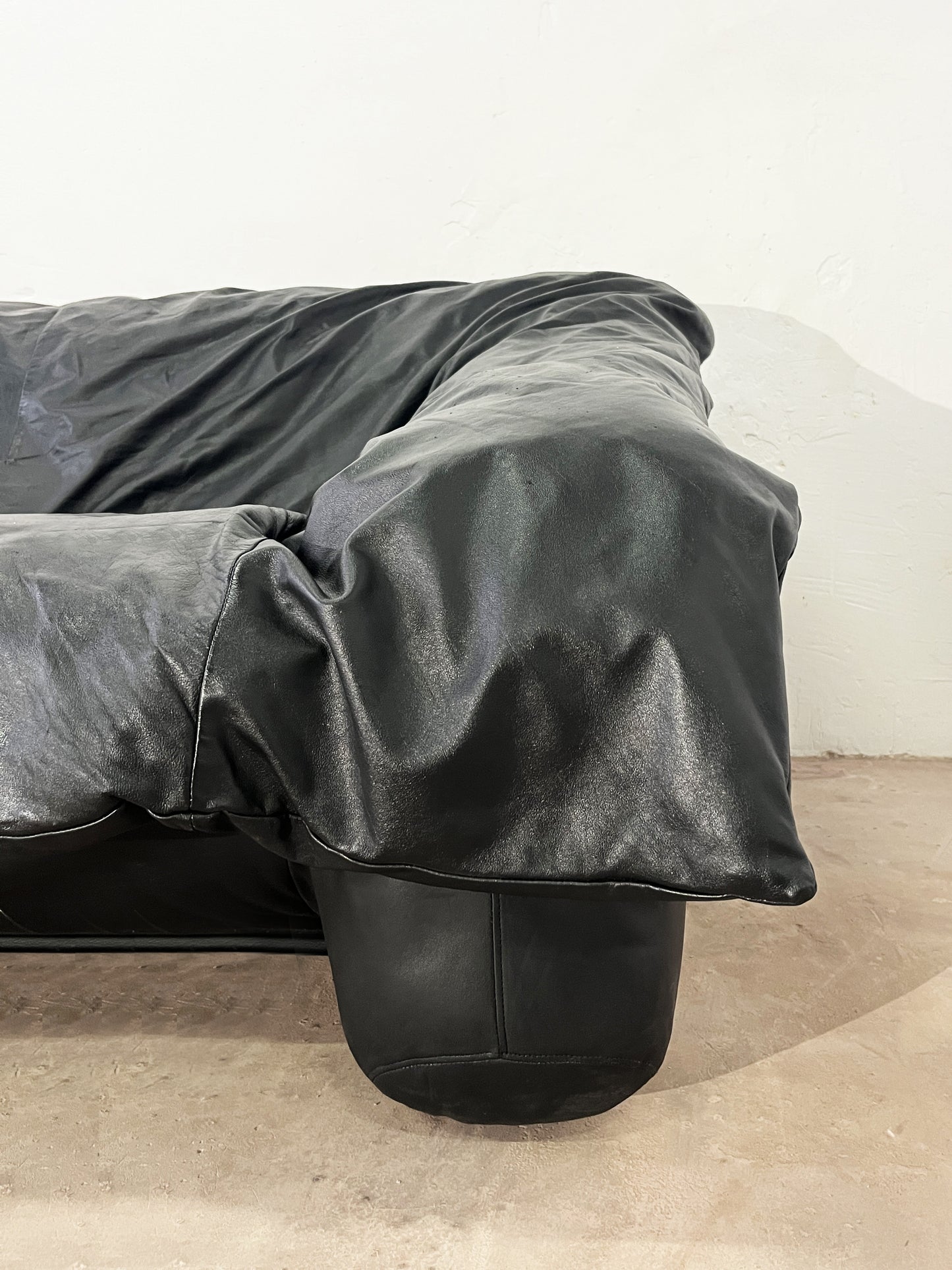 Canapé Flou Flou cuir noir pleine fleur pour Ligne Roset, Designers : De Pas, D’urbino, Lomazzi, 1988