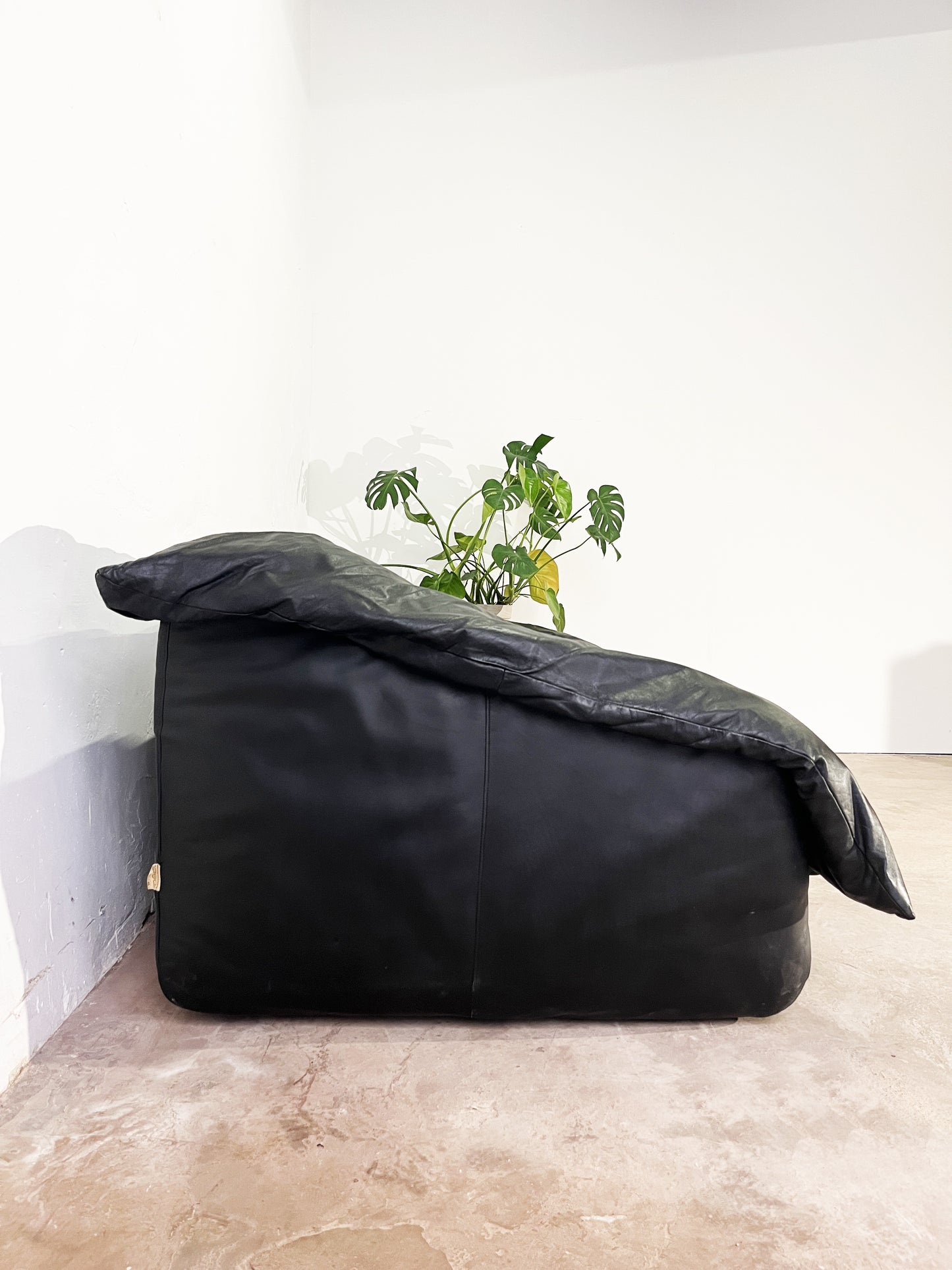 Canapé Flou Flou cuir noir pleine fleur pour Ligne Roset, Designers : De Pas, D’urbino, Lomazzi, 1988