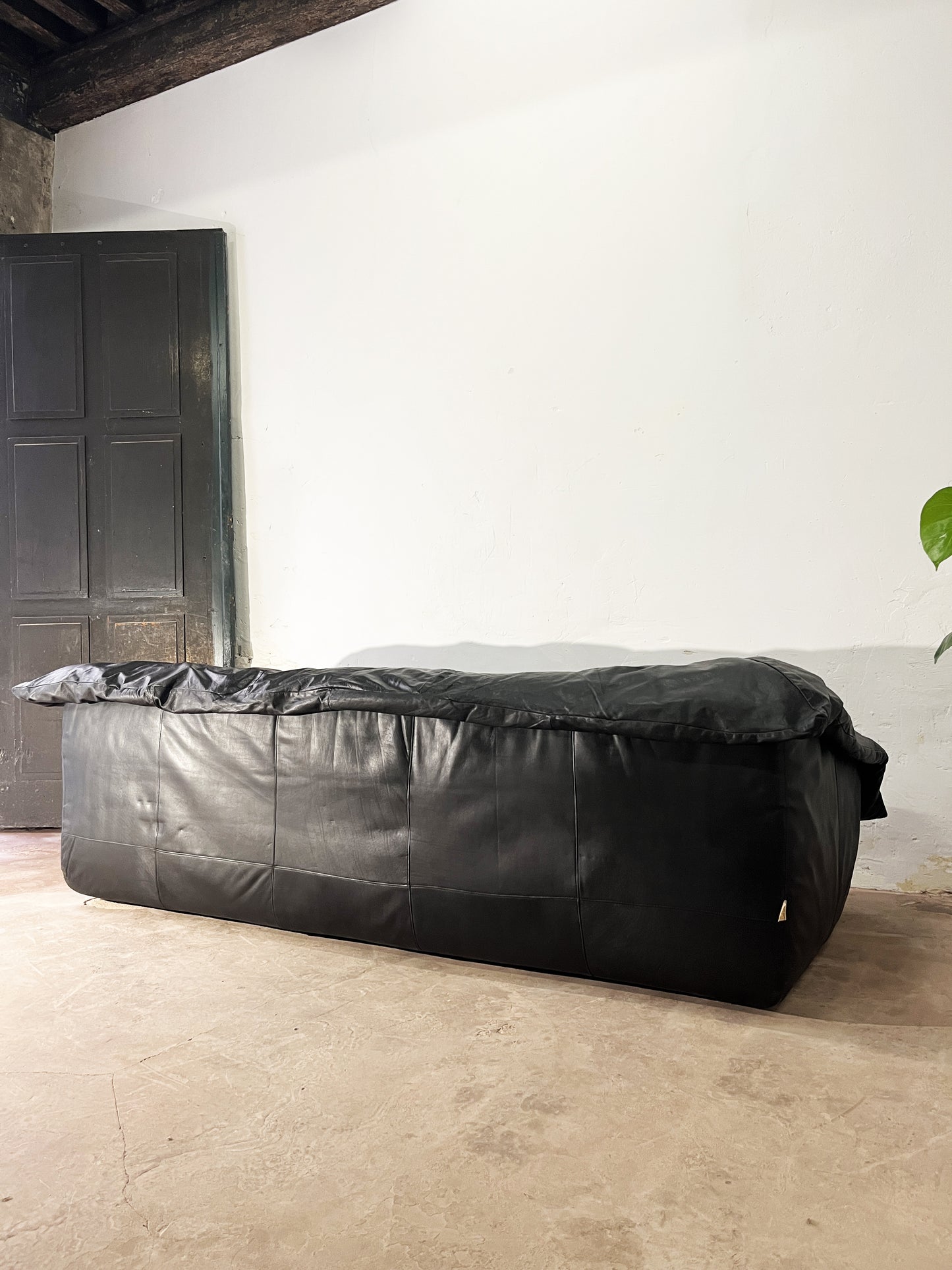 Canapé Flou Flou cuir noir pleine fleur pour Ligne Roset, Designers : De Pas, D’urbino, Lomazzi, 1988