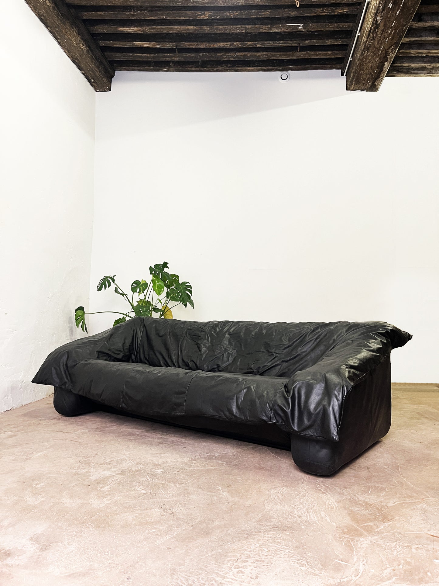 Canapé Flou Flou cuir noir pleine fleur pour Ligne Roset, Designers : De Pas, D’urbino, Lomazzi, 1988