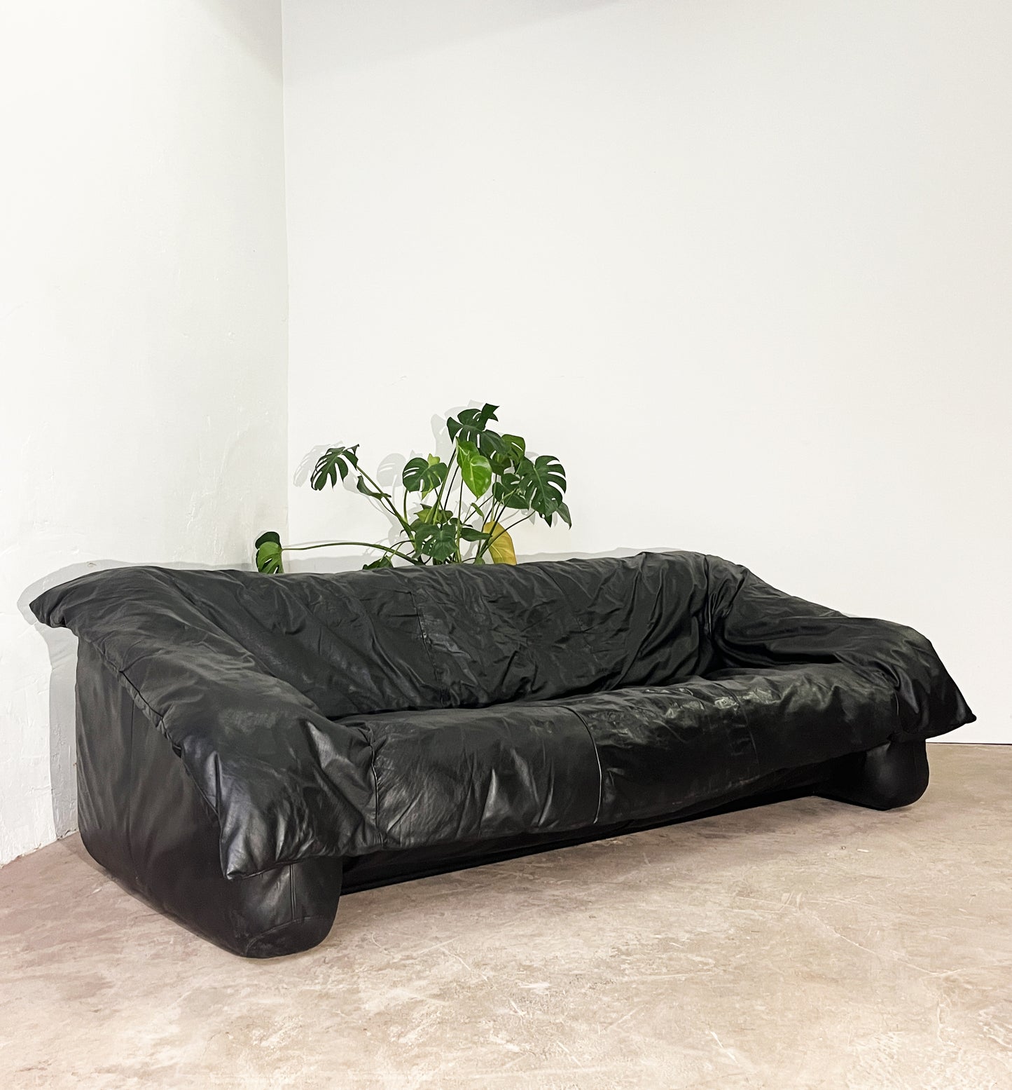 Canapé Flou Flou cuir noir pleine fleur pour Ligne Roset, Designers : De Pas, D’urbino, Lomazzi, 1988