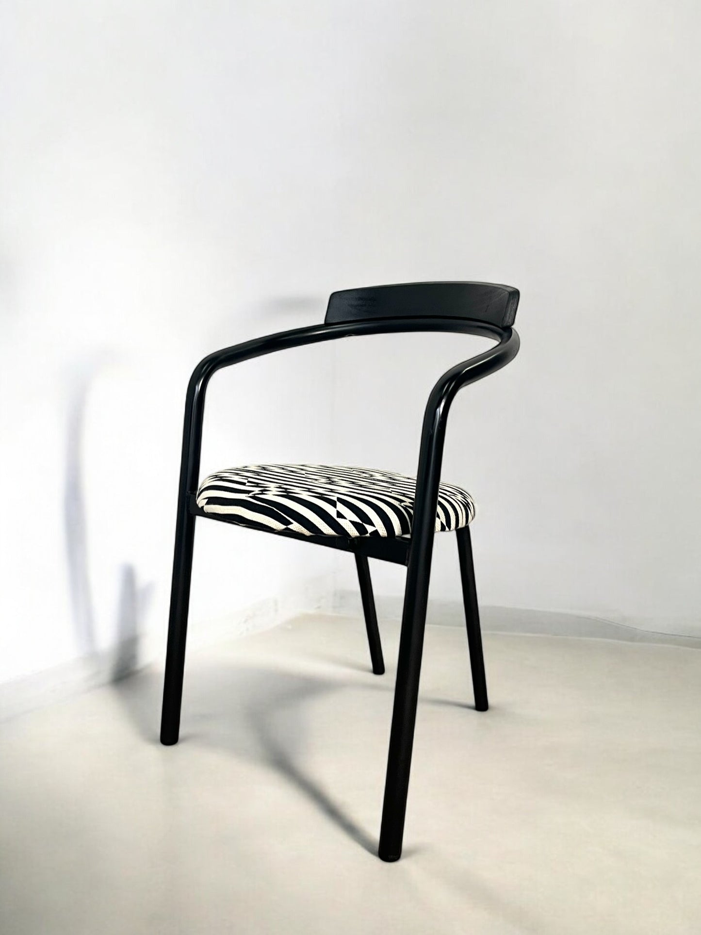 5 chaises postmodernes empilables, circa 1980