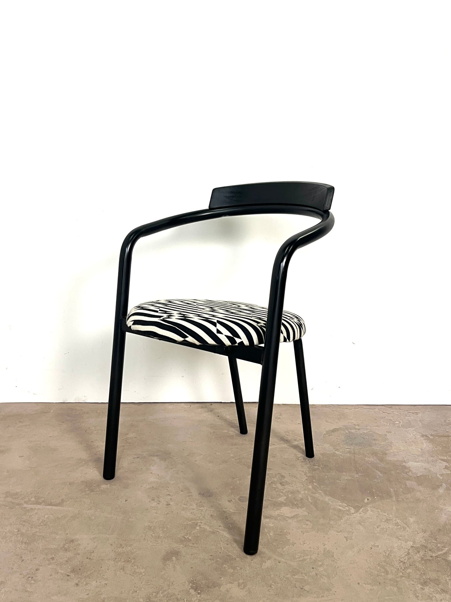 Lot de 5 Chaises postmodernes empilables, circa 1980