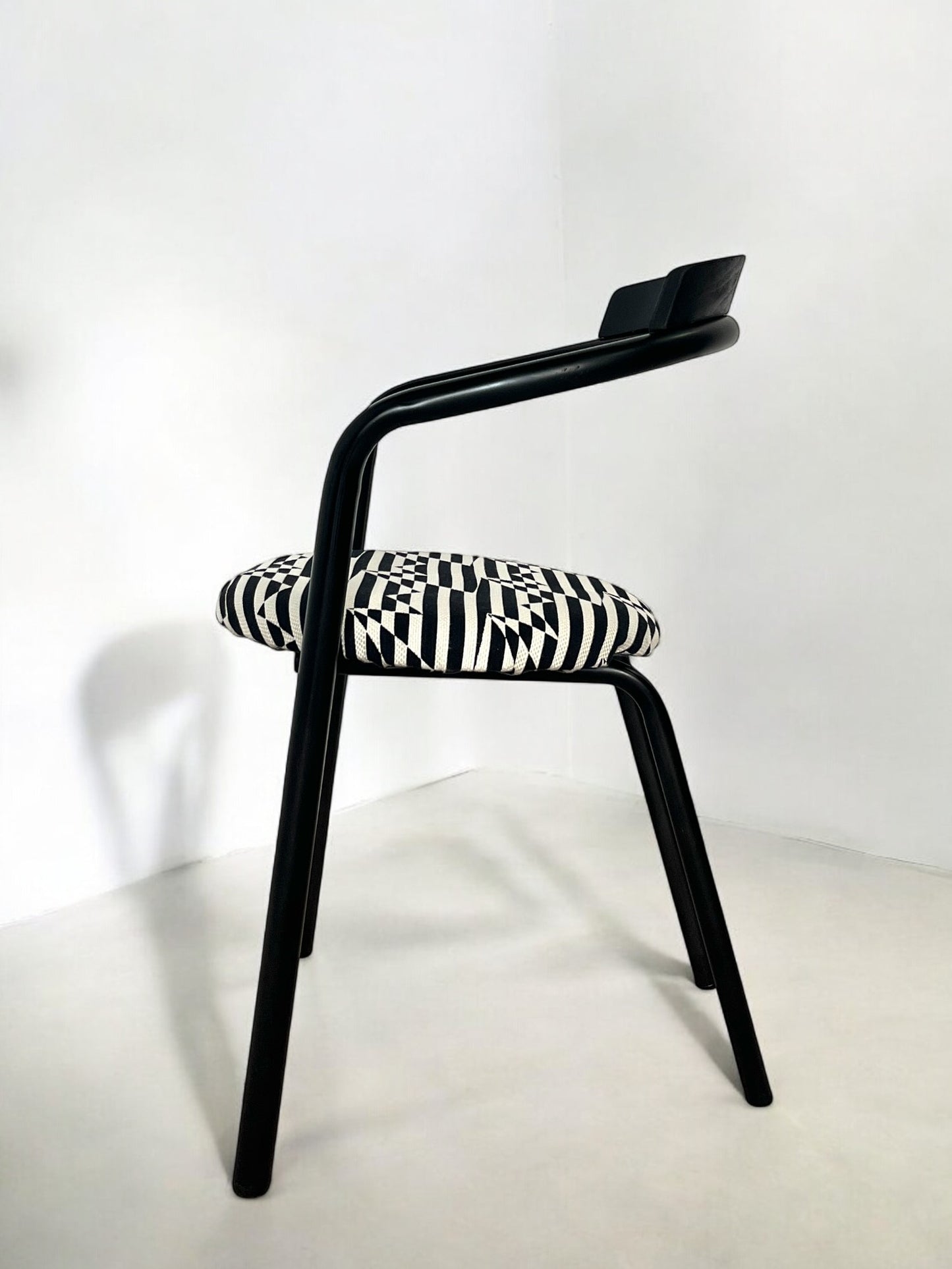 5 chaises postmodernes empilables, circa 1980