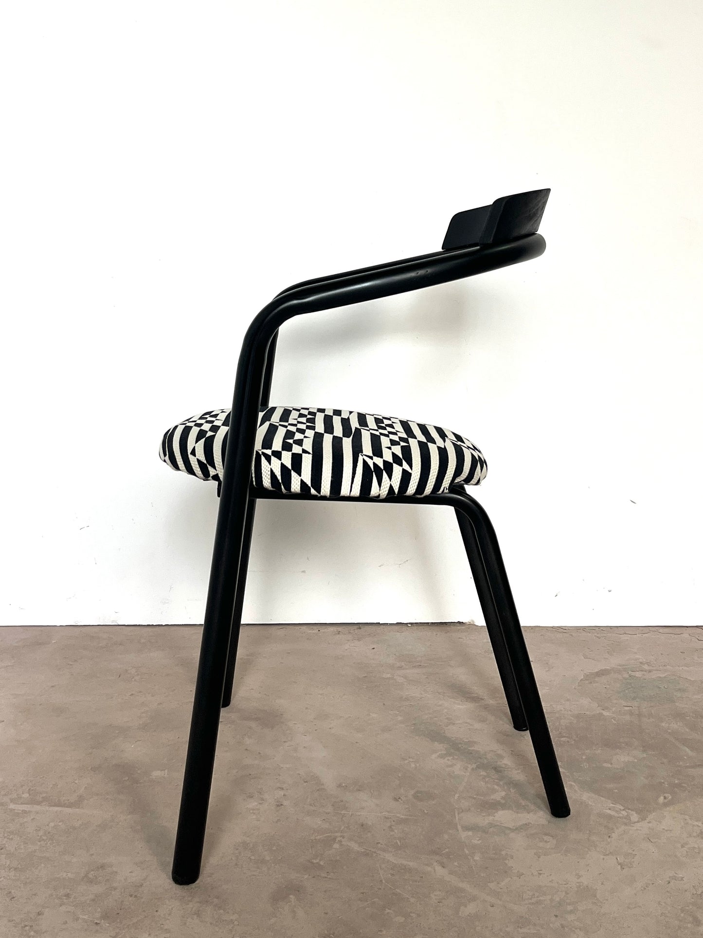 Lot de 5 Chaises postmodernes empilables, circa 1980