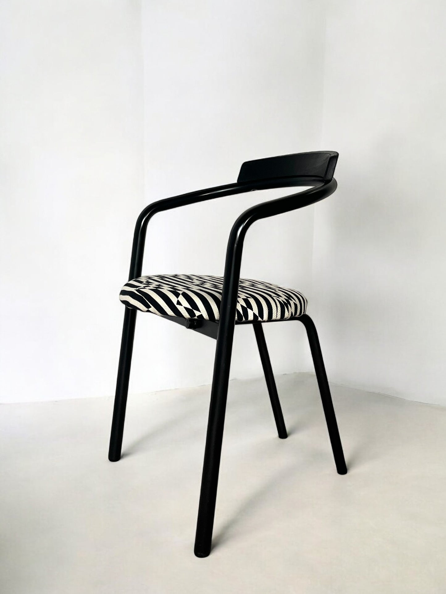 5 chaises postmodernes empilables, circa 1980