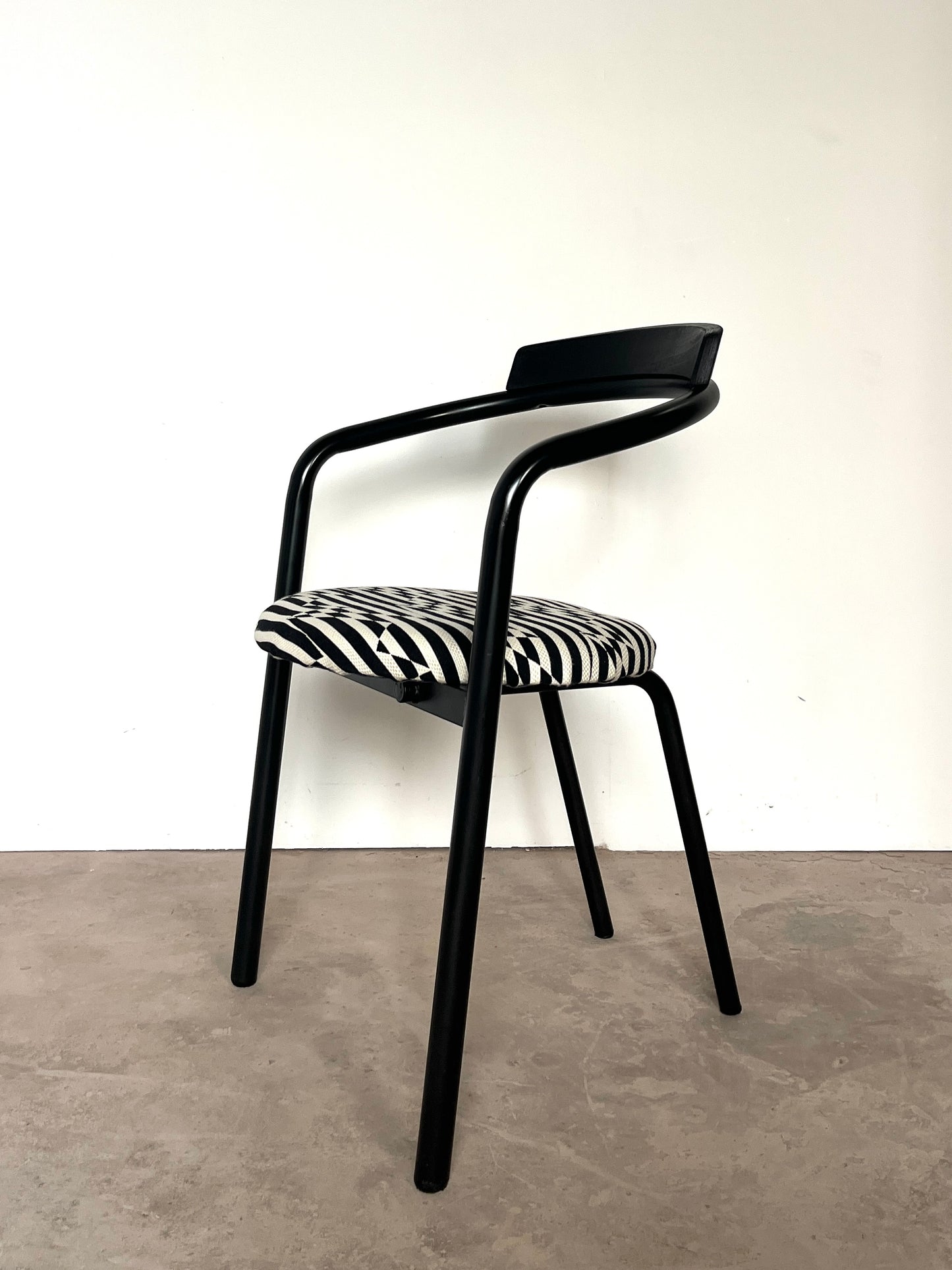 Lot de 5 Chaises postmodernes empilables, circa 1980