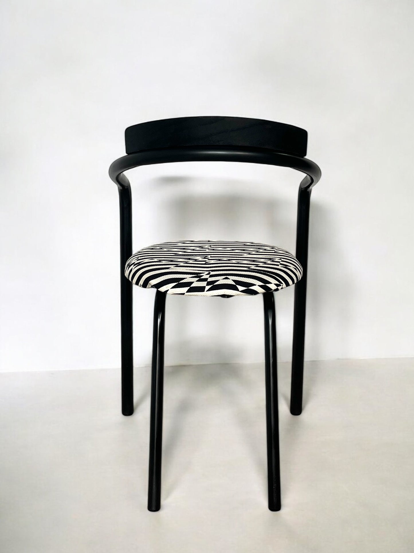 5 chaises postmodernes empilables, circa 1980