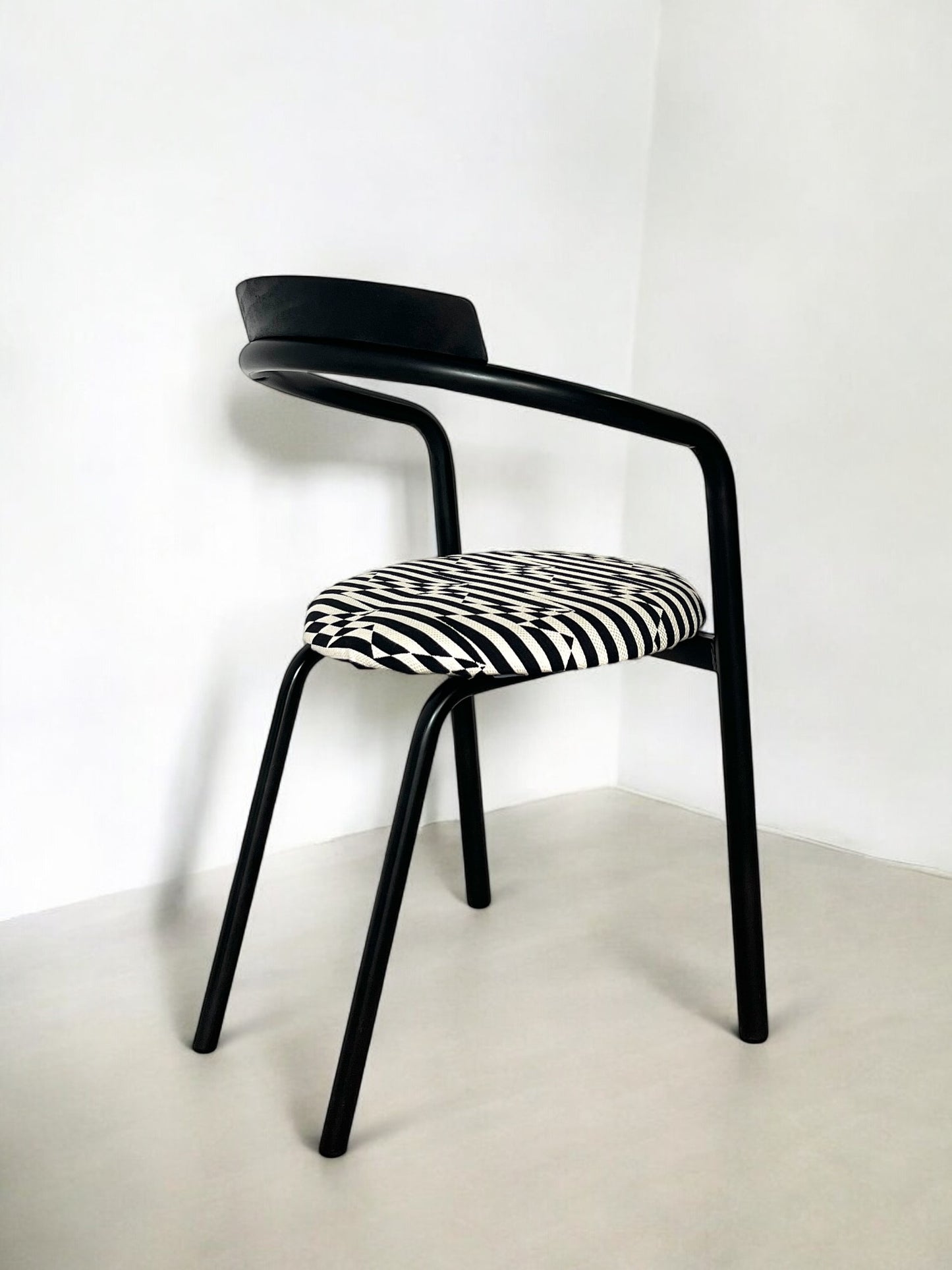 5 chaises postmodernes empilables, circa 1980