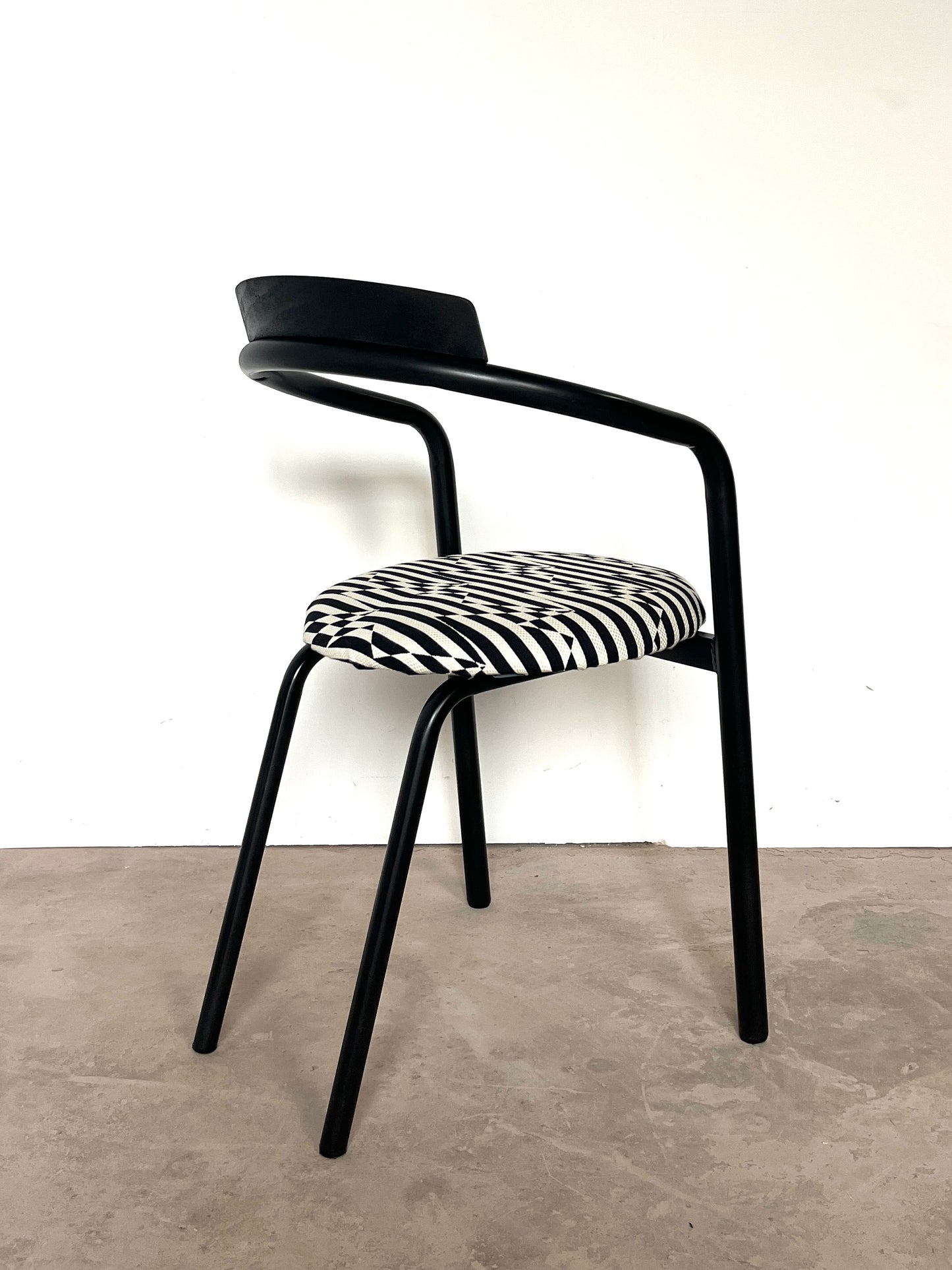 Lot de 5 Chaises postmodernes empilables, circa 1980