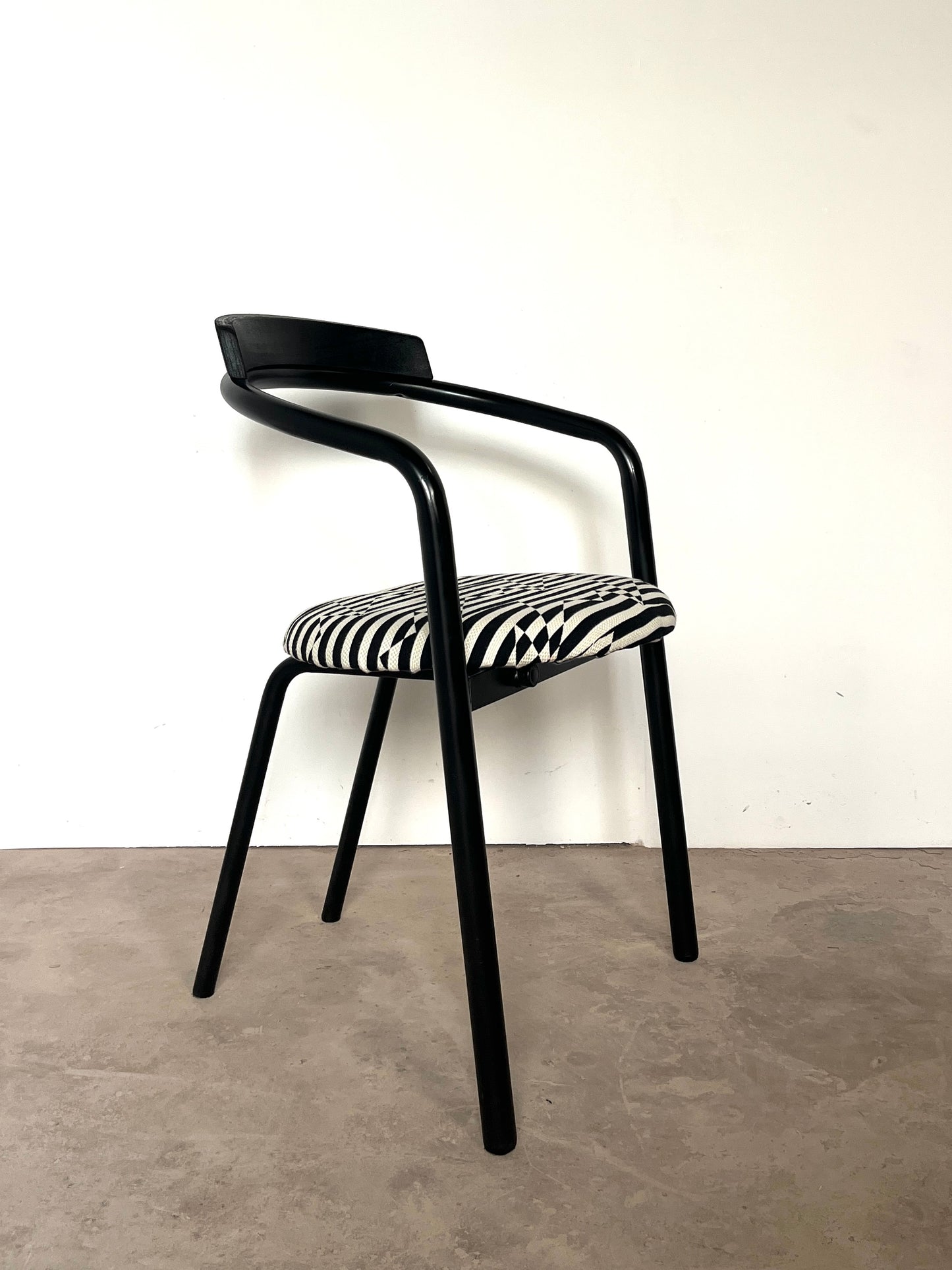 Lot de 5 Chaises postmodernes empilables, circa 1980