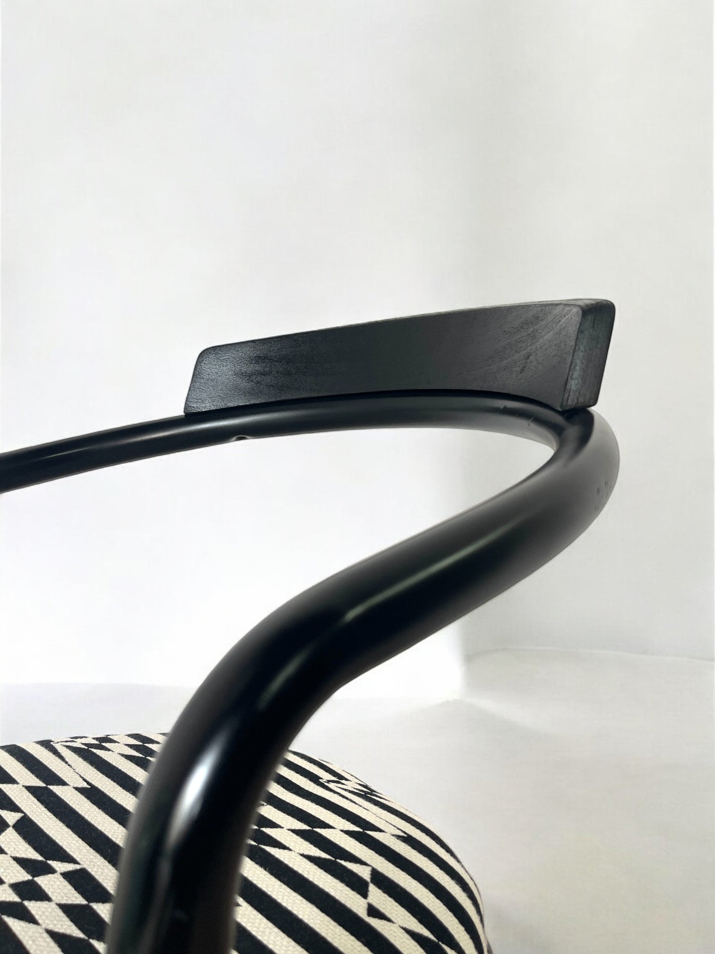 5 chaises postmodernes empilables, circa 1980