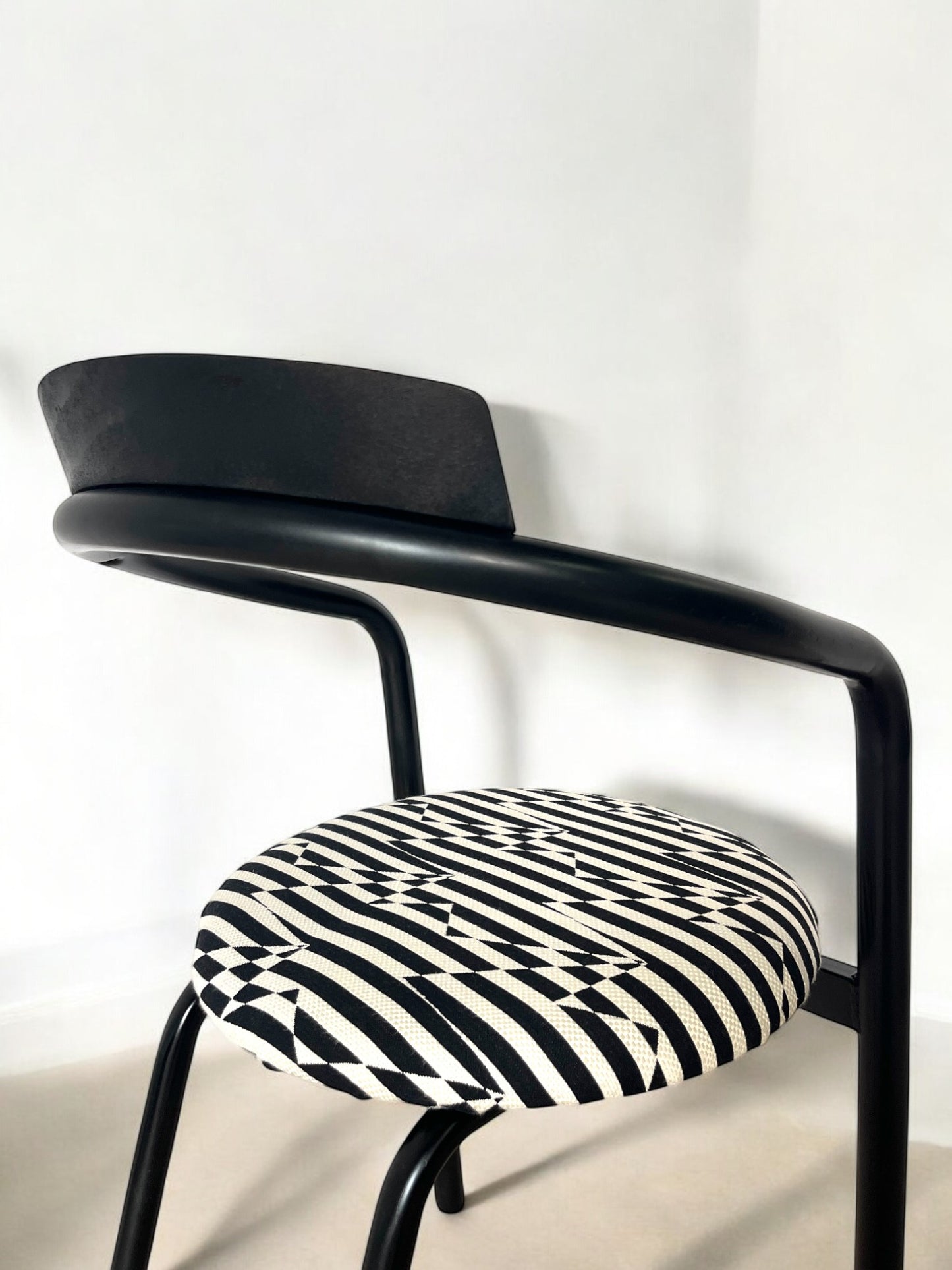 5 chaises postmodernes empilables, circa 1980