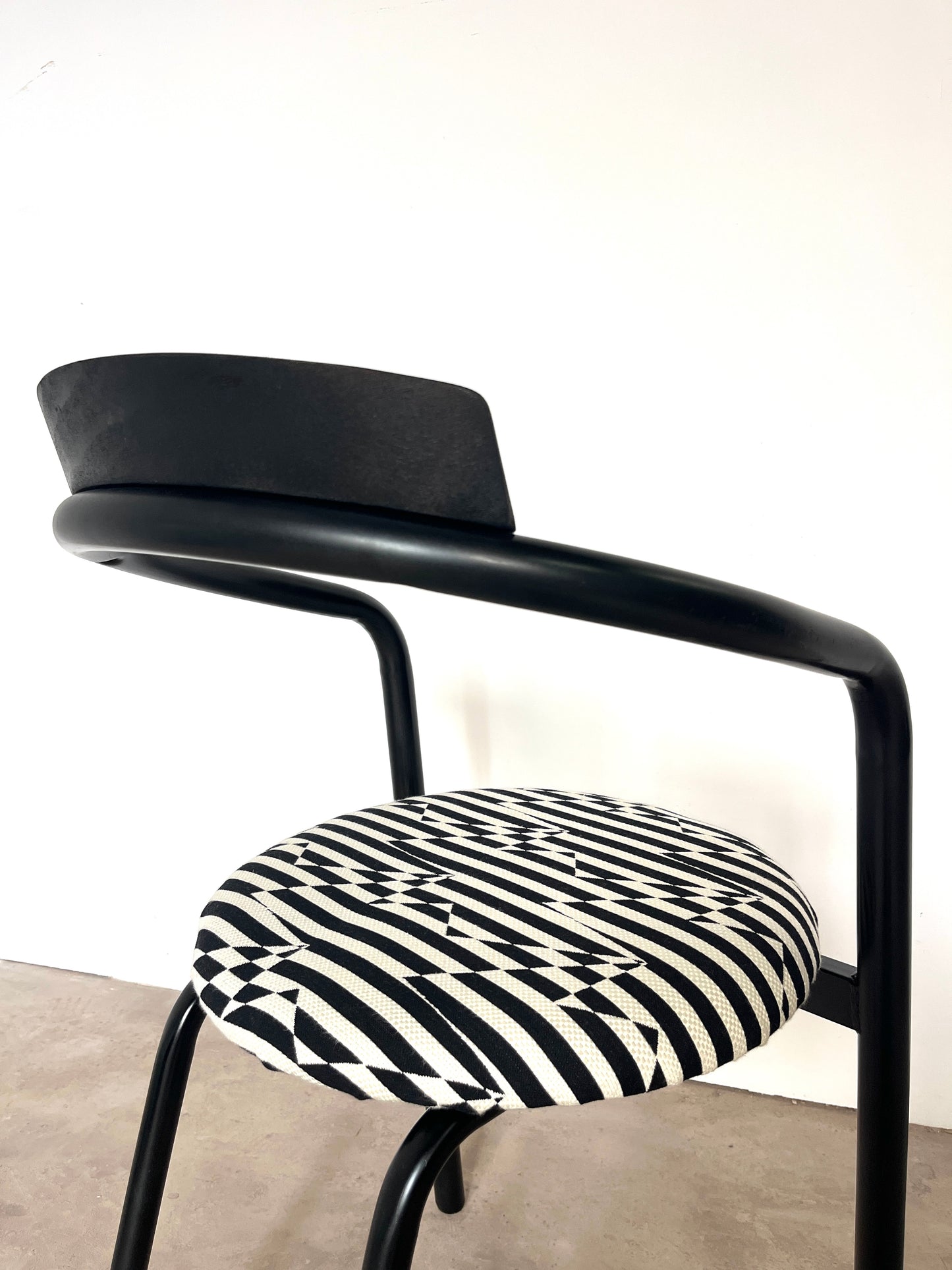 Lot de 5 Chaises postmodernes empilables, circa 1980