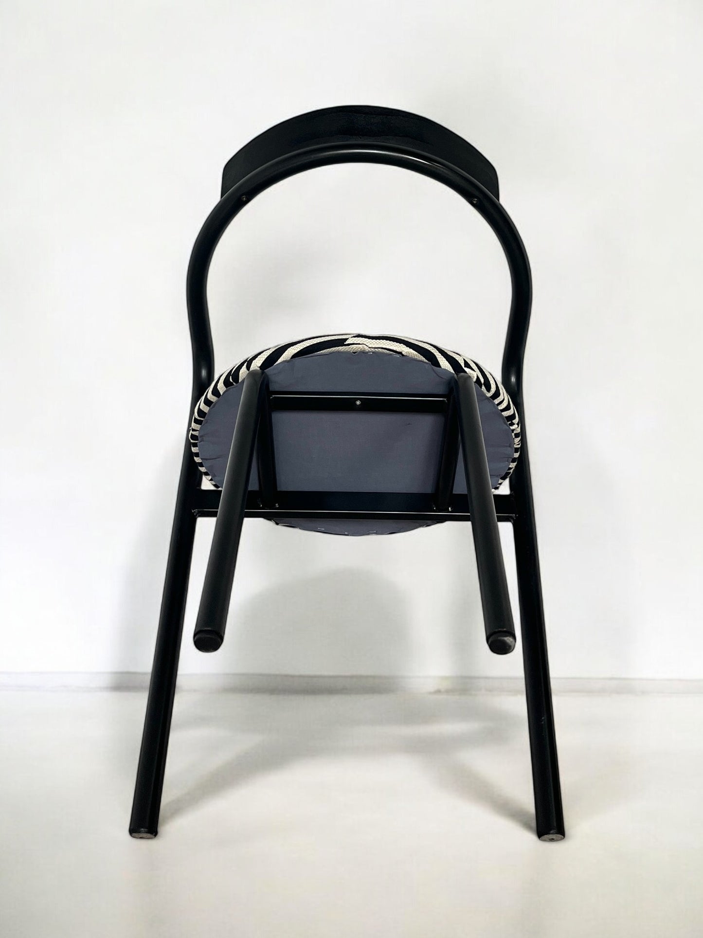 5 chaises postmodernes empilables, circa 1980