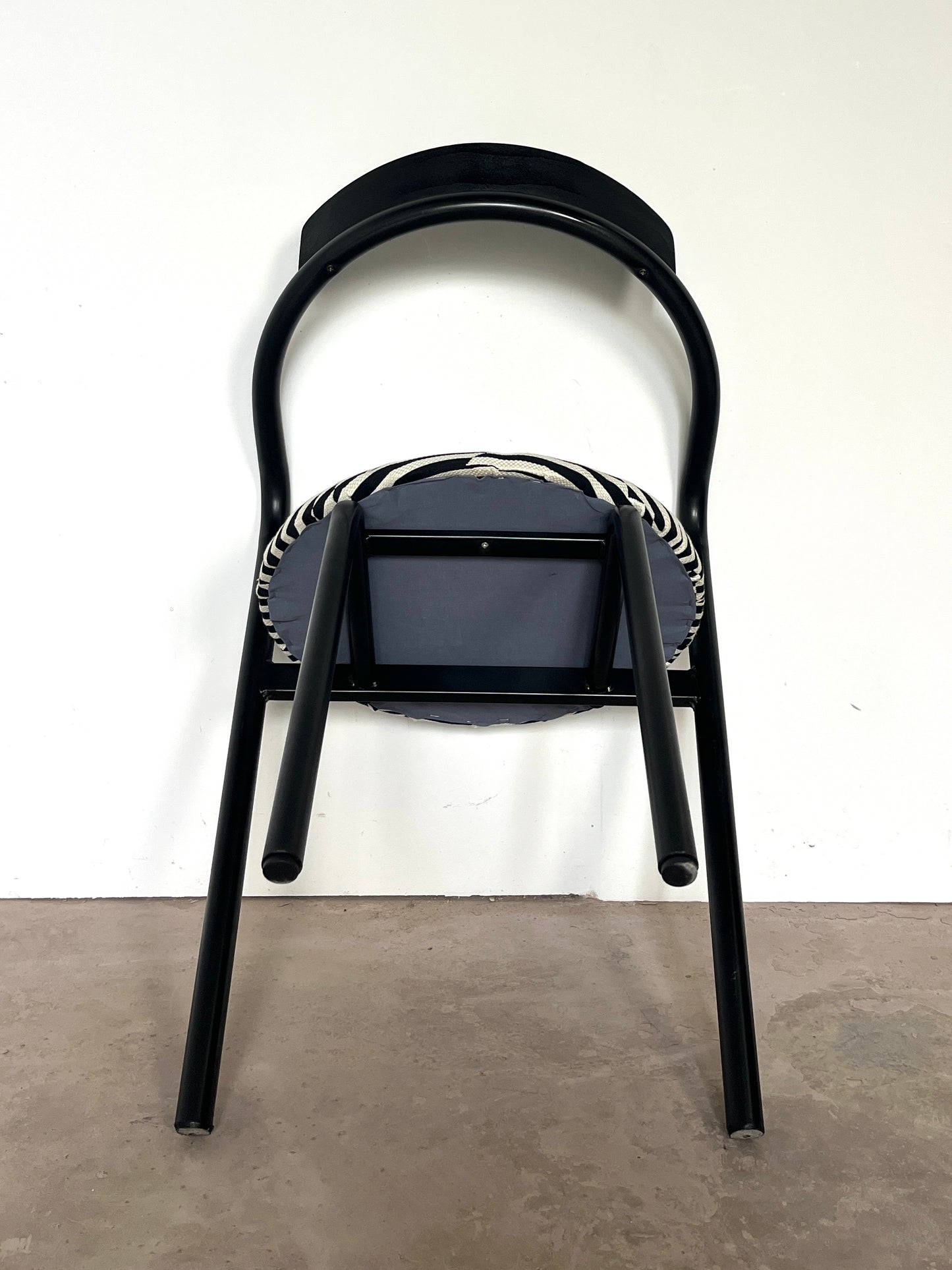 Lot de 5 Chaises postmodernes empilables, circa 1980