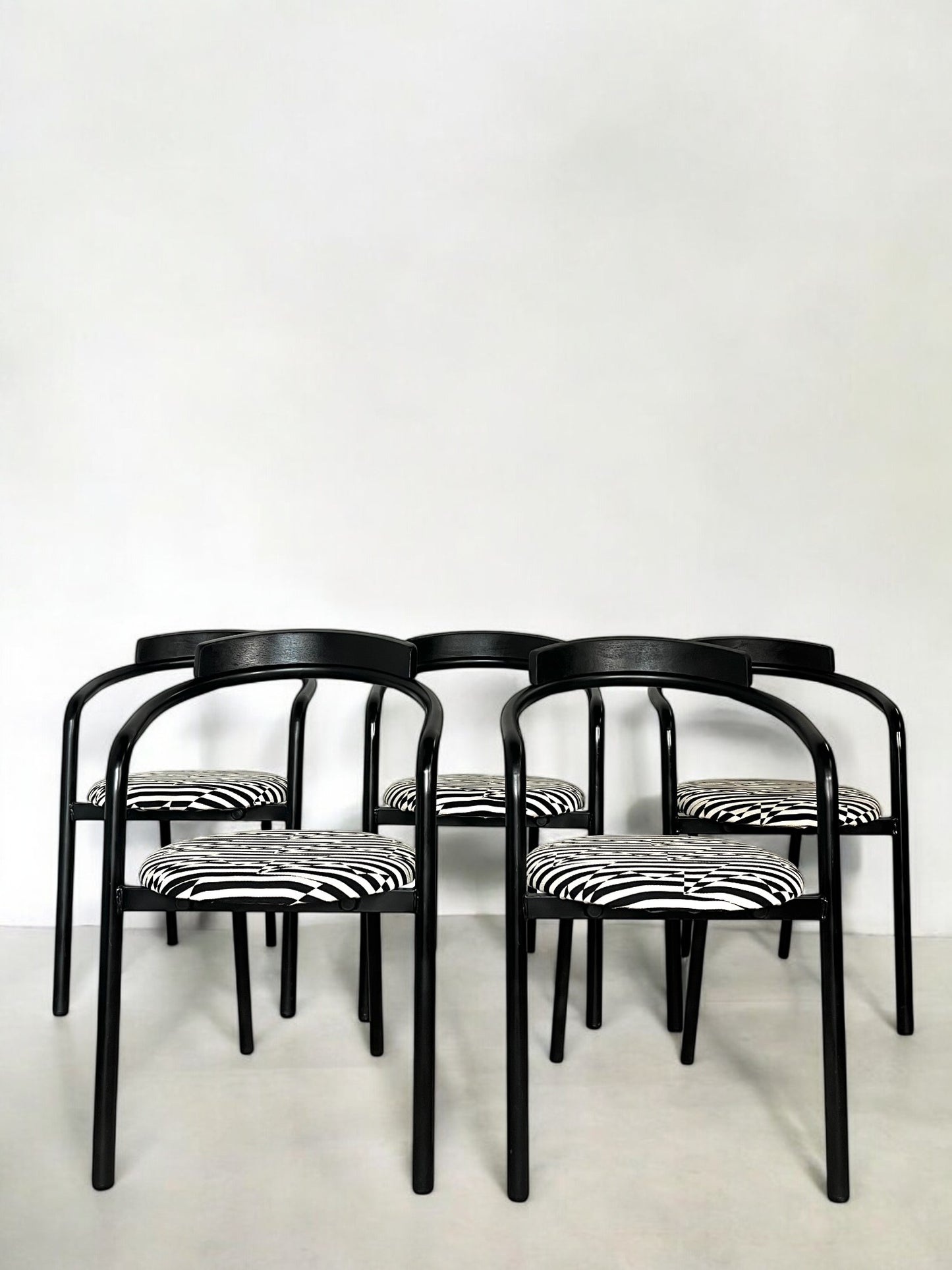 5 chaises postmodernes empilables, circa 1980