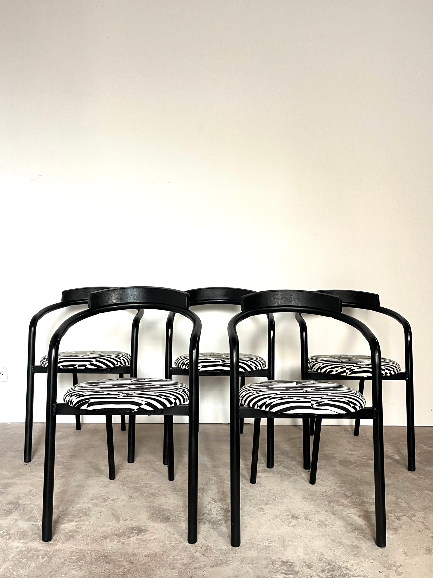 Lot de 5 Chaises postmodernes empilables, circa 1980