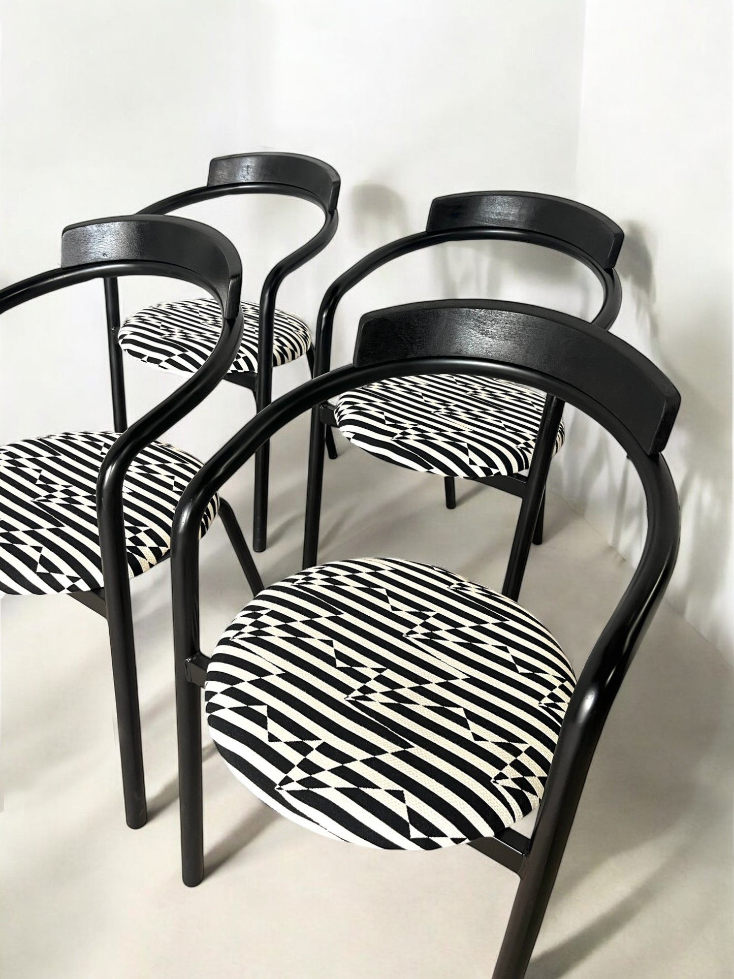 5 chaises postmodernes empilables, circa 1980