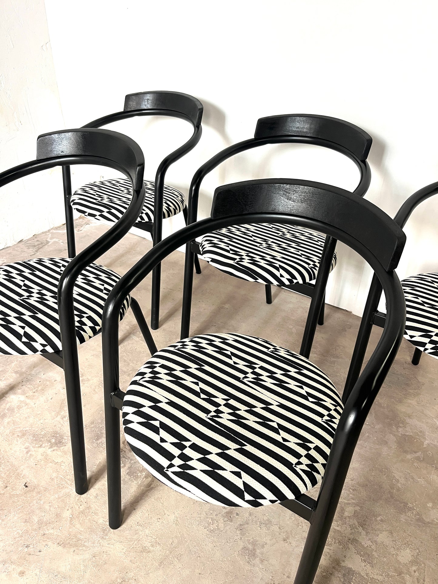 Lot de 5 Chaises postmodernes empilables, circa 1980