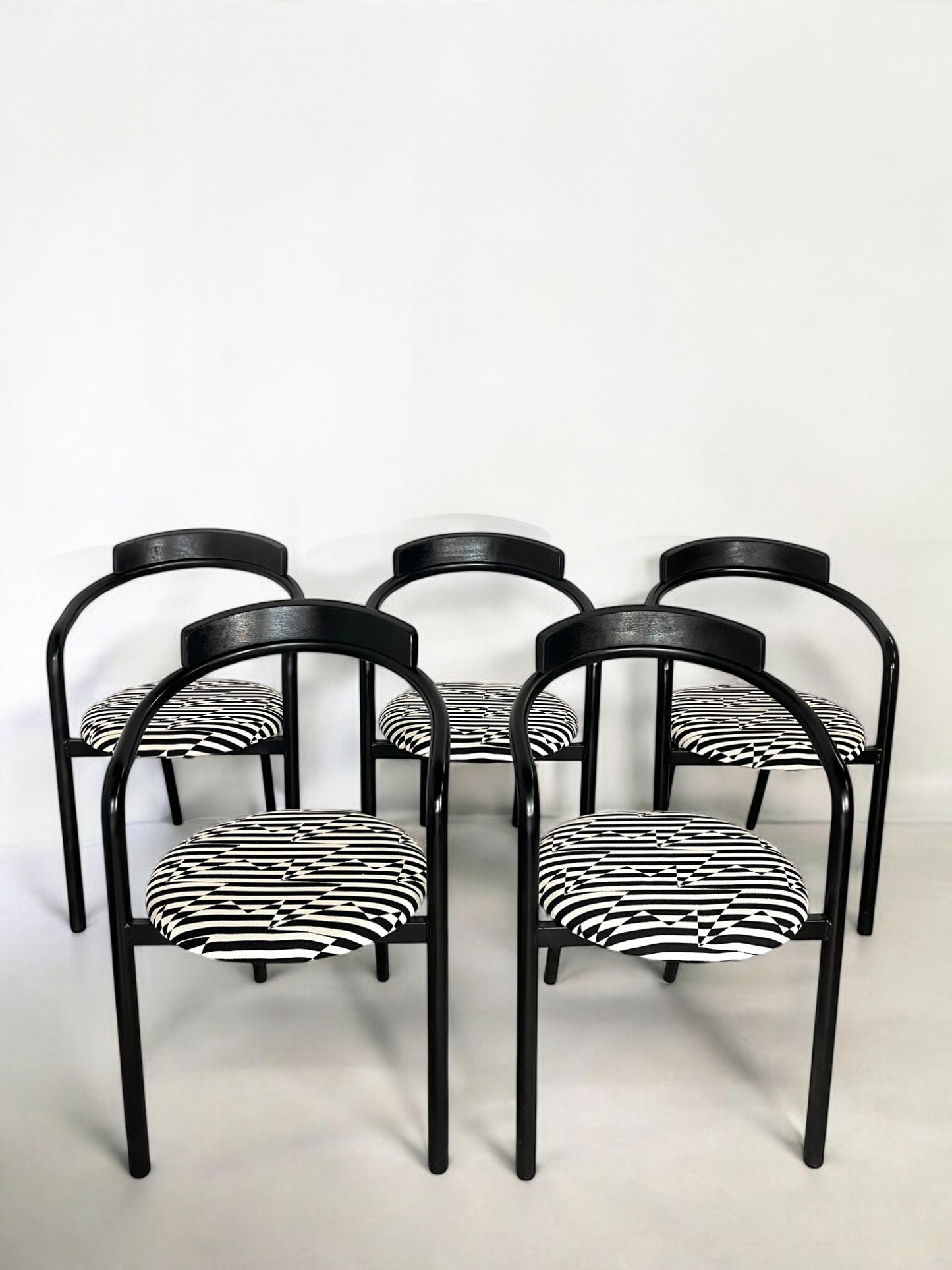 5 chaises postmodernes empilables, circa 1980
