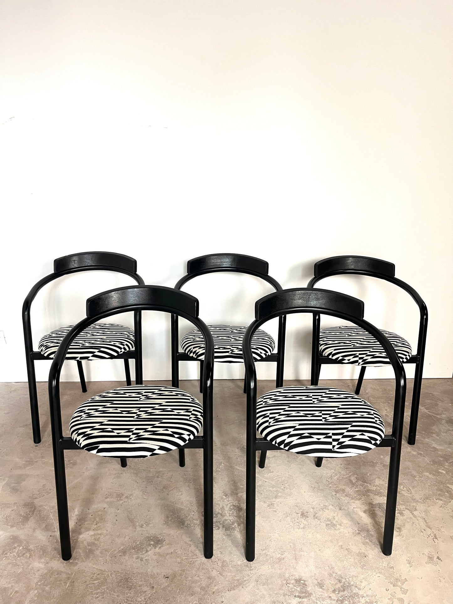 Lot de 5 Chaises postmodernes empilables, circa 1980