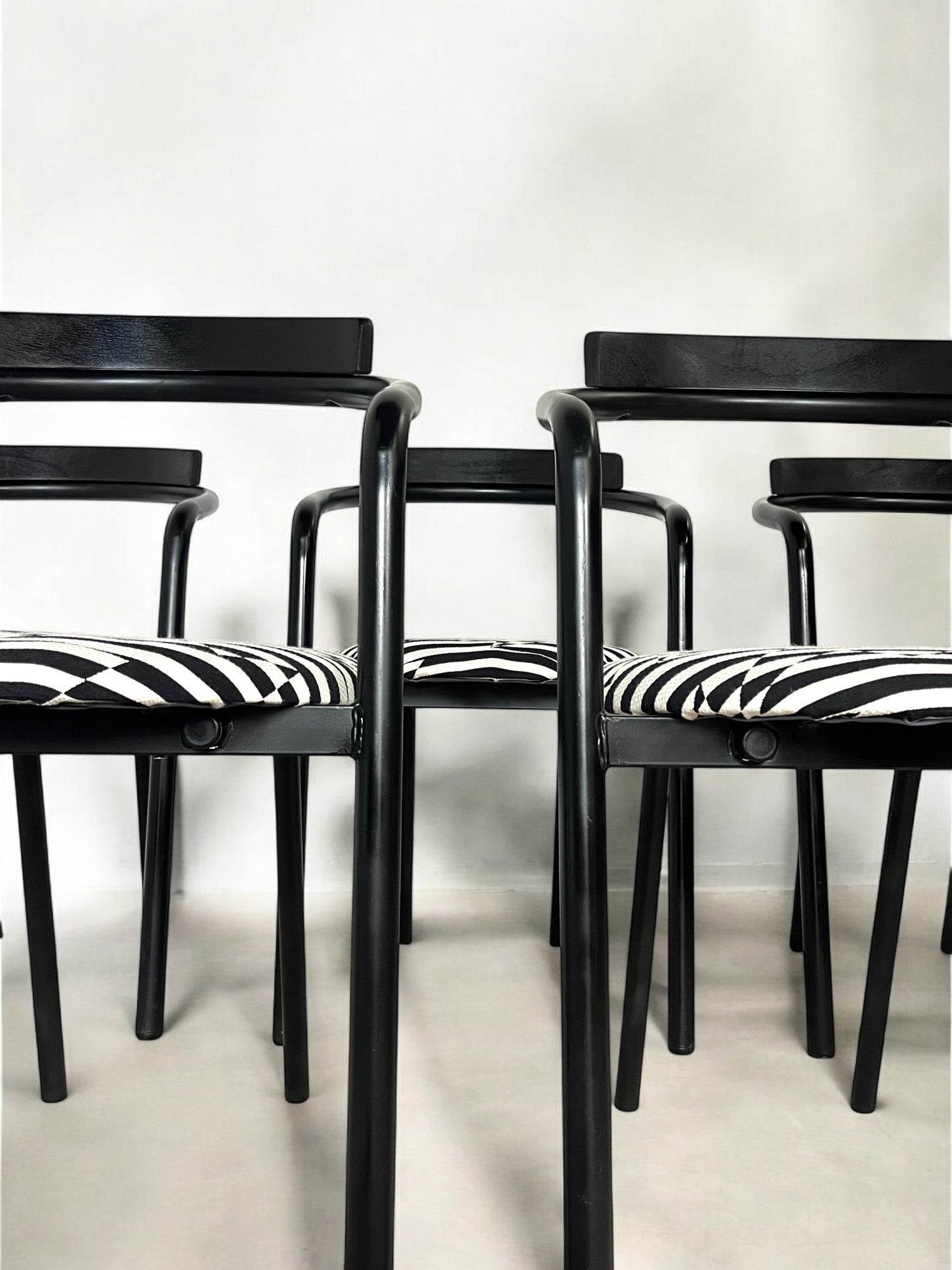 5 chaises postmodernes empilables, circa 1980