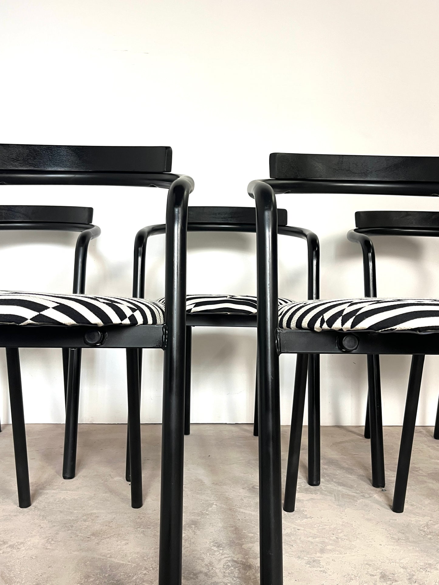 Lot de 5 Chaises postmodernes empilables, circa 1980