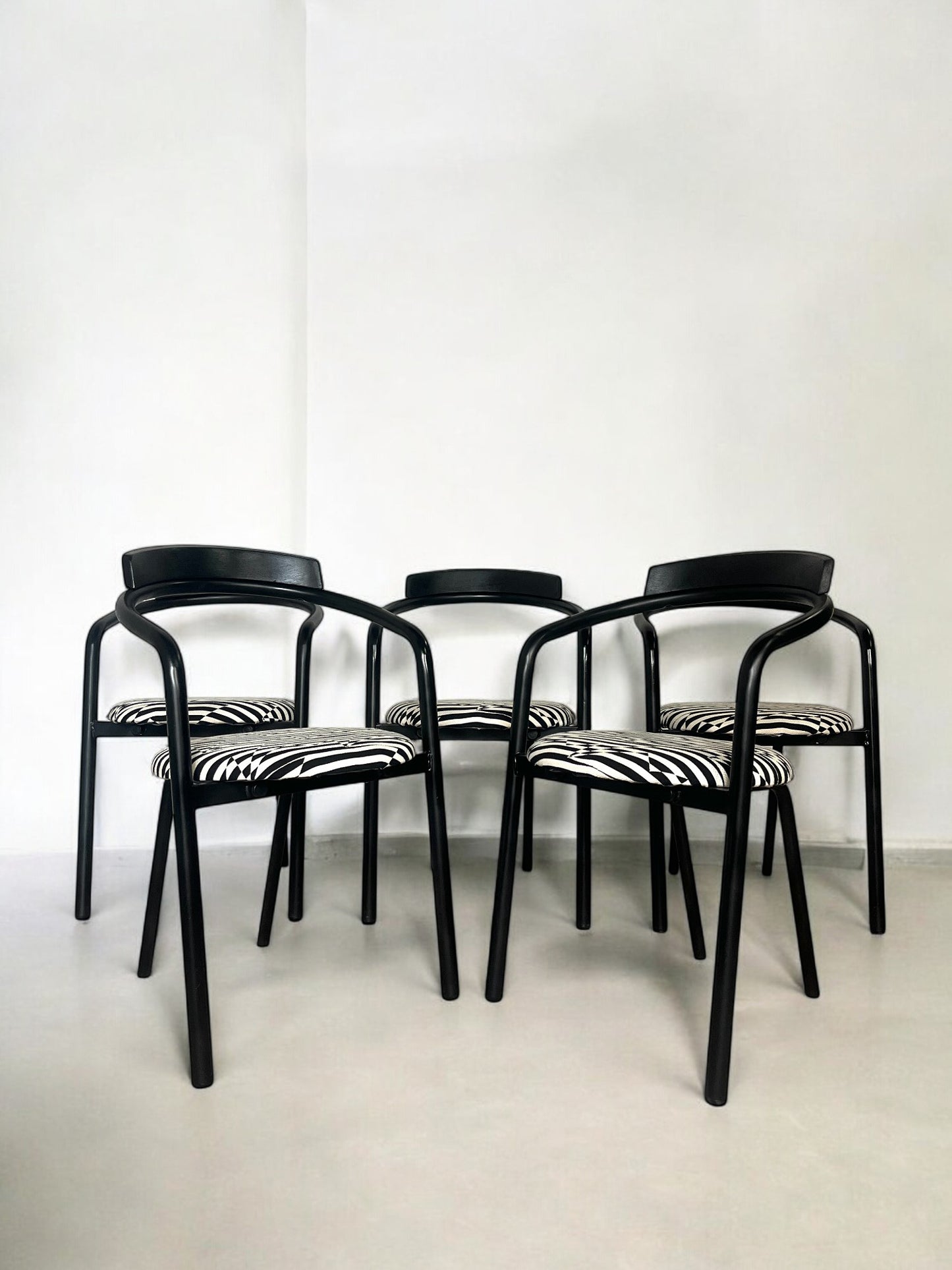 5 chaises postmodernes empilables, circa 1980