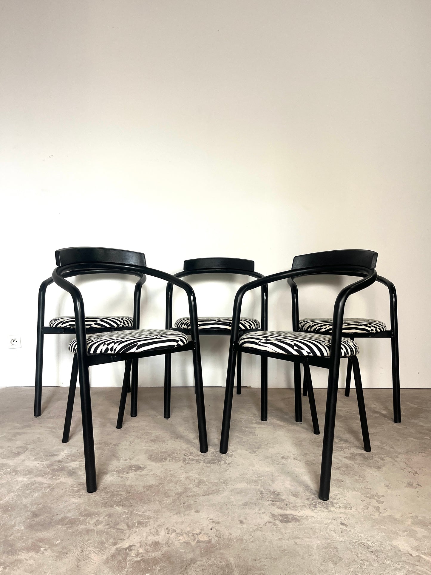 Lot de 5 Chaises postmodernes empilables, circa 1980