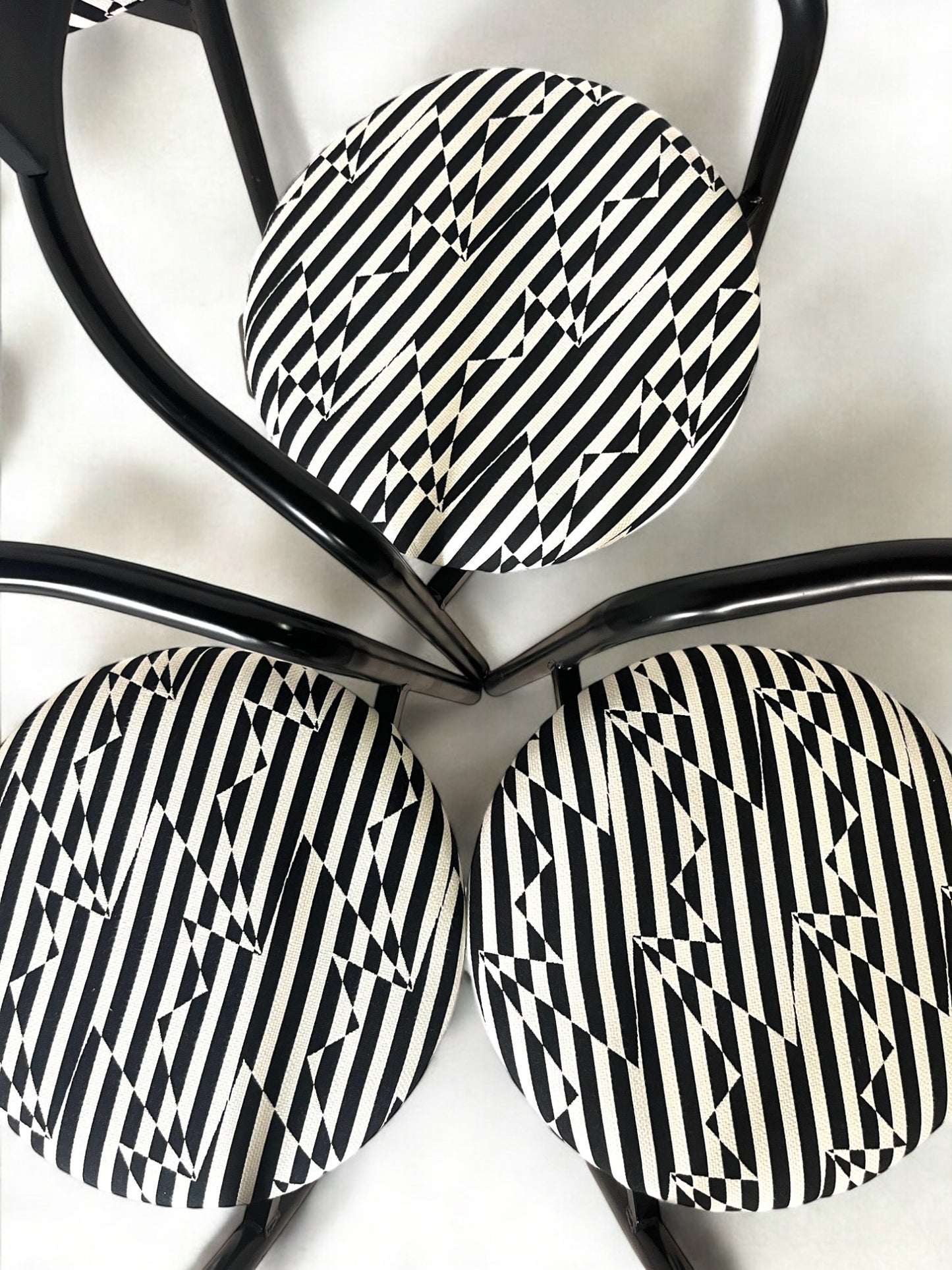 5 chaises postmodernes empilables, circa 1980