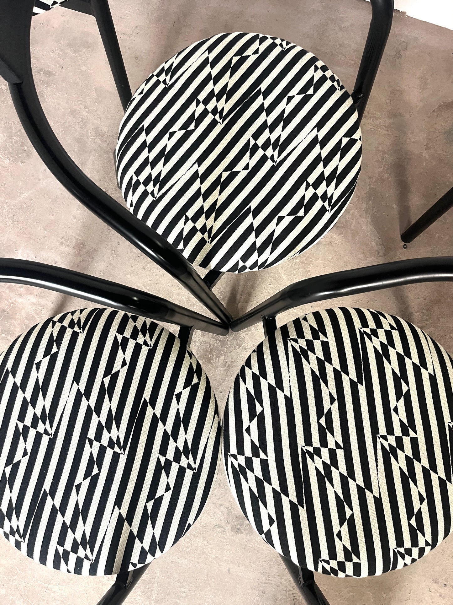 Lot de 5 Chaises postmodernes empilables, circa 1980