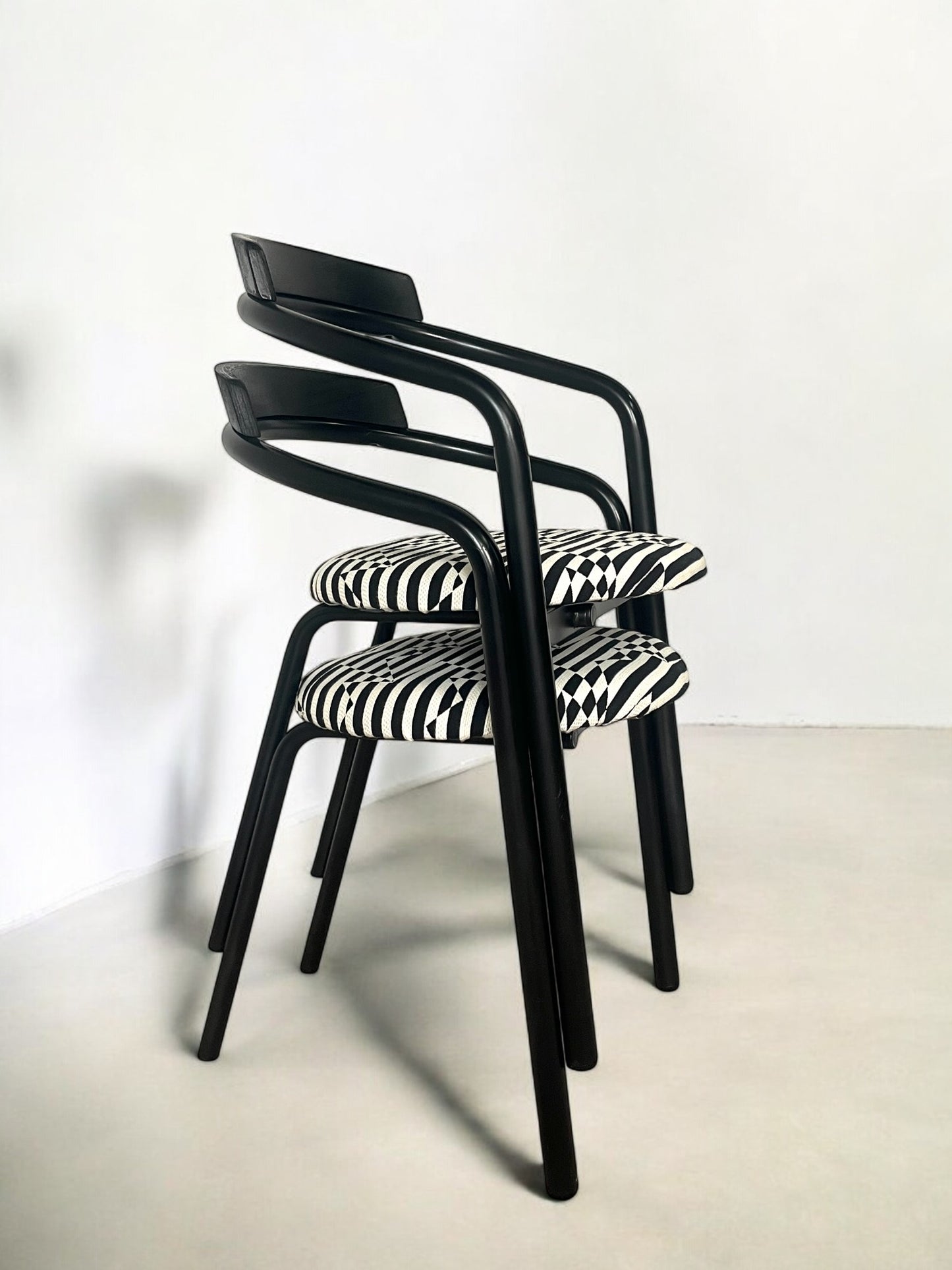 5 chaises postmodernes empilables, circa 1980