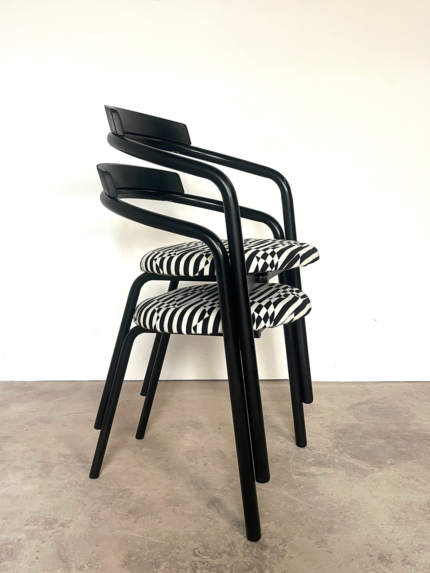 Lot de 5 Chaises postmodernes empilables, circa 1980