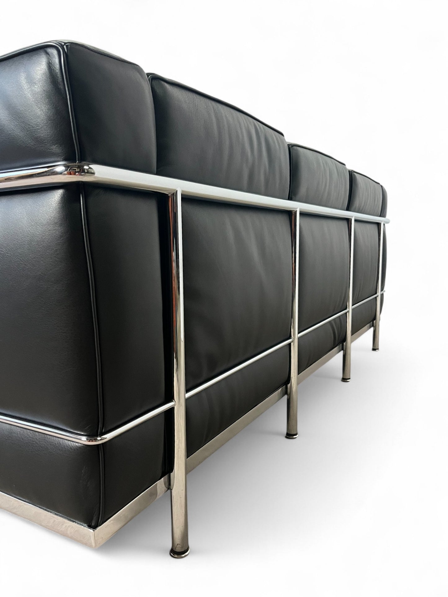 Canapé LC2 "Grand Confort" 3 places par Le Corbusier, Pierre Jeanneret & Charlotte Perriand, Cassina